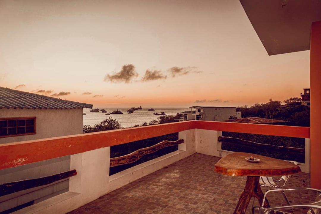 Casa De Nelly Hotel Puerto Baquerizo Moreno Bagian luar foto