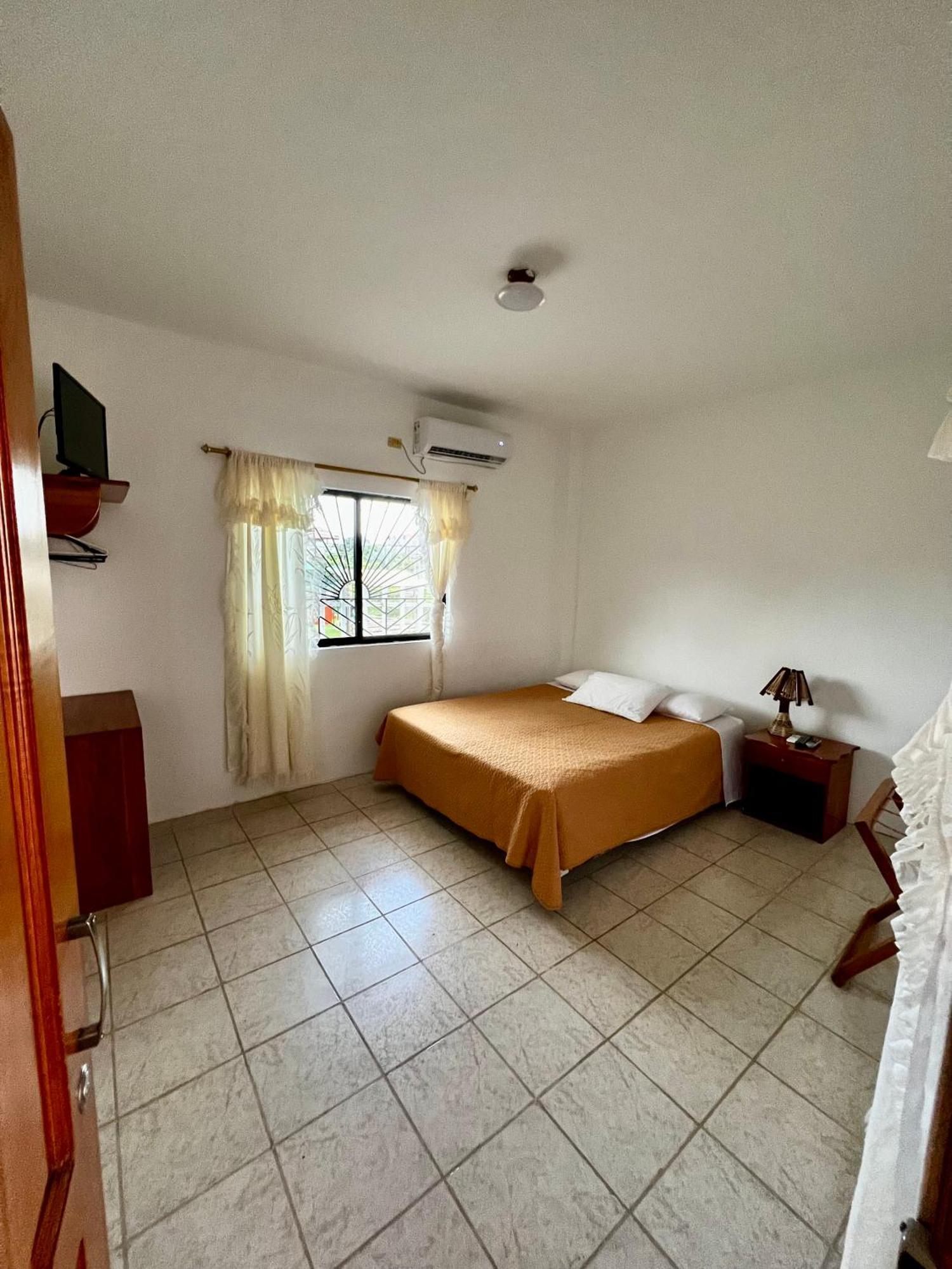 Casa De Nelly Hotel Puerto Baquerizo Moreno Bagian luar foto