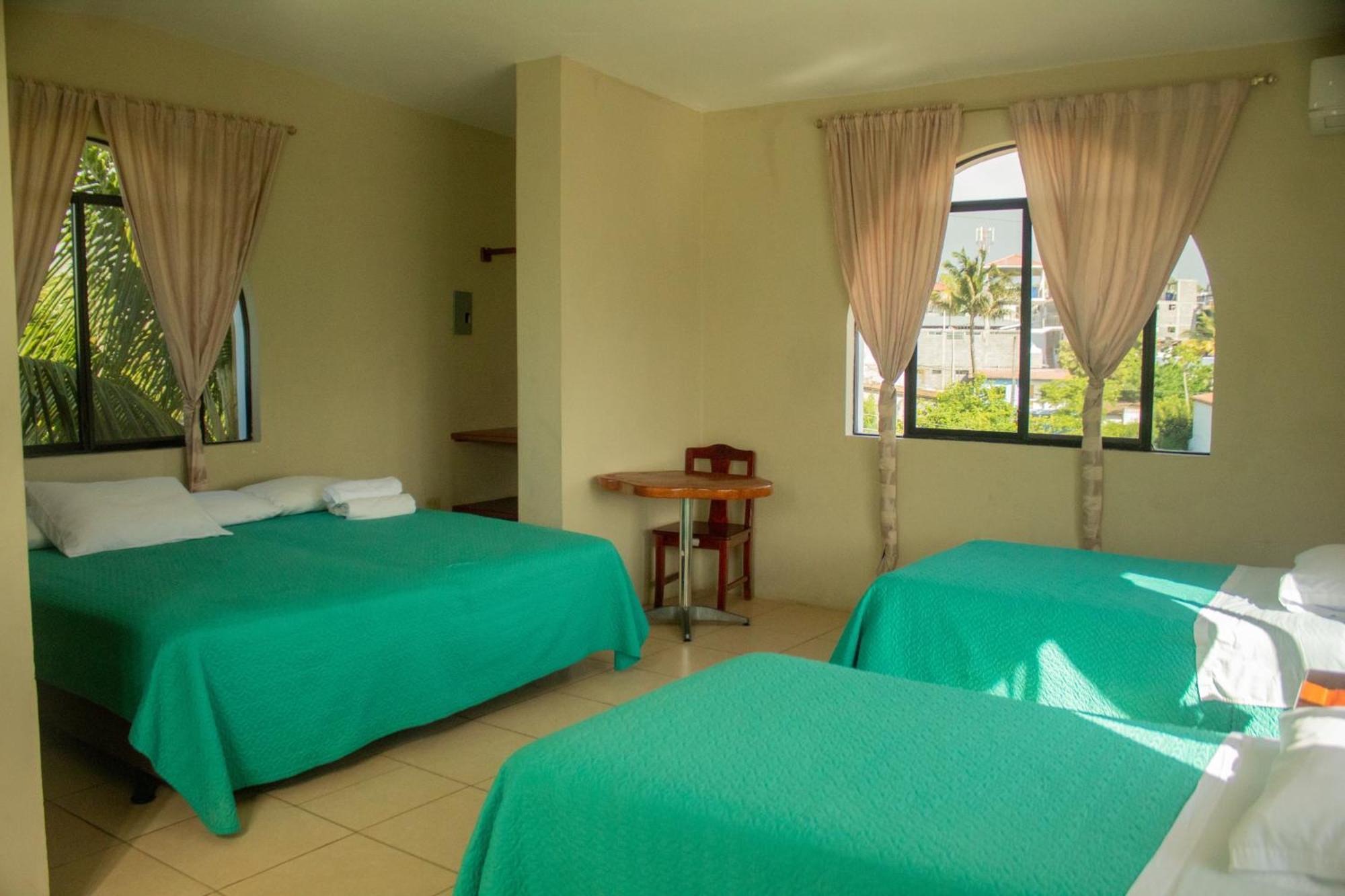 Casa De Nelly Hotel Puerto Baquerizo Moreno Bagian luar foto