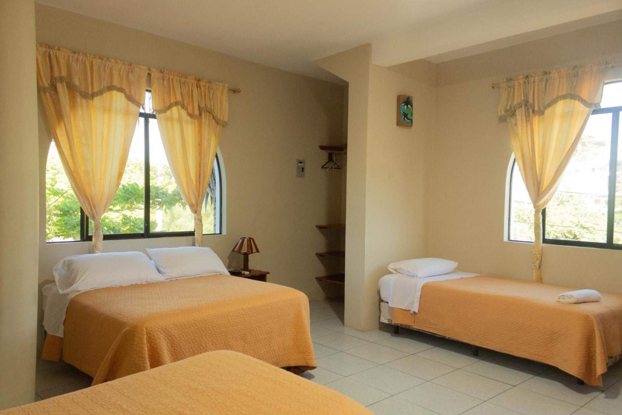 Casa De Nelly Hotel Puerto Baquerizo Moreno Bagian luar foto